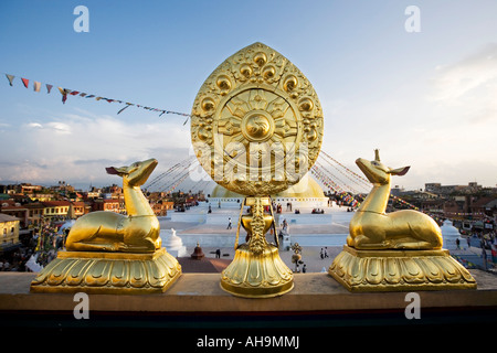 Or tibétain bouddhiste et cerf volant statues sur un monastère. Stupa de Boudhanath, Pashupatinath, Katmandou, Népal. Banque D'Images