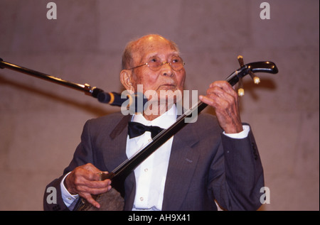 90 ans quelque chose de l'homme joue le sanshin Okinawa shamisen d'Okinawa ont Okinawaïens l'espérance de vie la plus longue au monde Banque D'Images