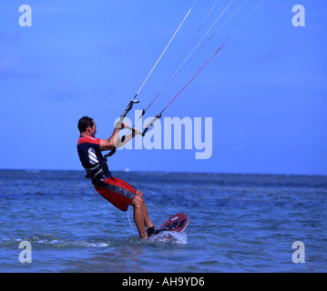 Kiteboarder instructor Mike Davison kiteboarding à Okinawa au Japon Banque D'Images