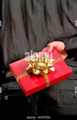 Man holding gift Banque D'Images