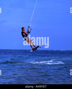 Kiteboarder instructor Mike Davison kiteboarding à Okinawa au Japon Banque D'Images