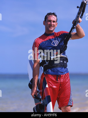 Kiteboarder instructor Mike Davison kiteboarding à Okinawa au Japon Banque D'Images