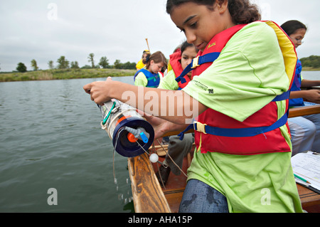 Préserve Libertyville Illinois Girl utiliser le tube de canoe les élèves effectuent des tests de qualité de l'eau dans le lac camp d'ScienceFirst Banque D'Images