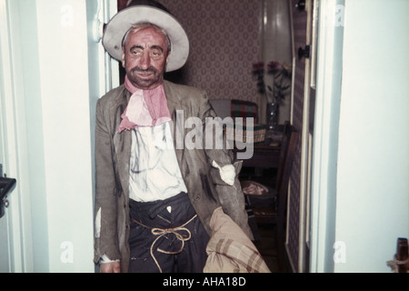 Portrait d'un vieux mâle solitaire clochard debout dans une porte Banque D'Images