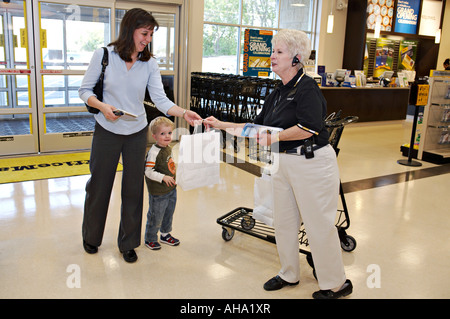 Cas Hoffman Estates Illinois Femme Sac cadeau femme à côté client avec les petits fils à grande ouverture Banque D'Images
