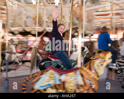 Fille sur le modèle carrousel publié Banque D'Images