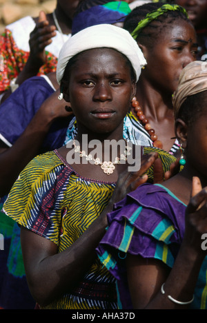 Les femmes Dogon dance en procession lors d'une fête de village, au Mali Banque D'Images