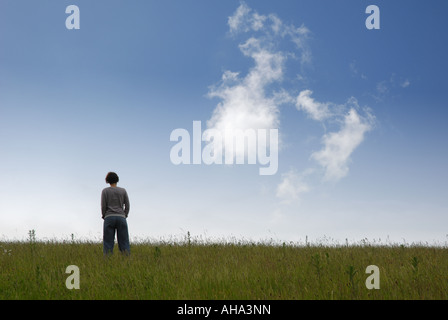 Femme regardant passer les nuages, Angleterre, Grande-Bretagne Banque D'Images