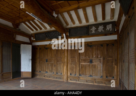 Hall d'entrée d'un Sodang rurales traditionnelles de l'école coréenne Banque D'Images