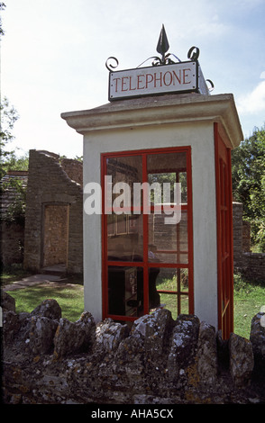 Ancien téléphone fort dans le village perdu de Tyneham, Dorset, England, UK Banque D'Images