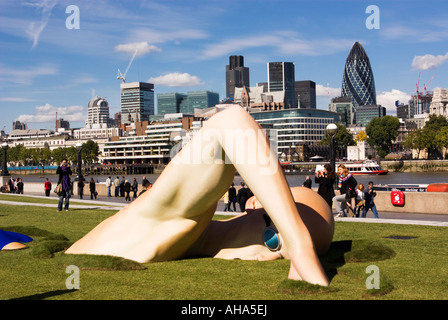 Sculpture nageur géant South Thames London Square Mile de Swiss Re à contre-courant de l'homme changement dynamique regarder Banque D'Images