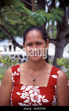 Rangiroa Lagoon habitant en robe traditionnelle et pendentif perle noire, Polynésie Sud Pacifique Banque D'Images