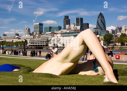 Sculpture nageur géant South Thames London Square Mile de Swiss Re à contre-courant de l'homme changement dynamique regarder Banque D'Images