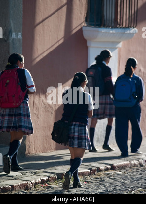 Ecolières marcher n Antigua Guatemala Banque D'Images