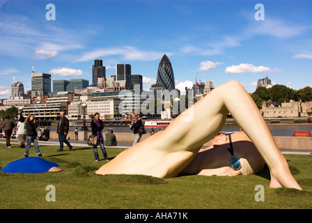 Sculpture nageur géant South Thames London Square Mile de Swiss Re à contre-courant de l'homme changement dynamique regarder Banque D'Images