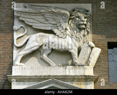 Le lion de Saint Marc l'évangéliste, l'emblème de la République vénitienne, à l'affiche à Vérone, Italie Banque D'Images
