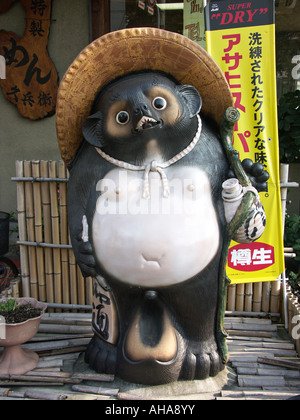 Un riche japonais 'tanuki' ou la chance du raton-laveur, Kyoto, Japon. Une créature mythique souvent placés pour la chance à l'extérieur des restaurants au Japon. Banque D'Images