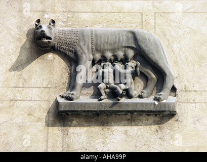 Vérone, Italie. Une sculpture montrant Romulus et Remus, les fondateurs de l'ancienne Rome, qui selon la légende ont été allaités par une louve Banque D'Images