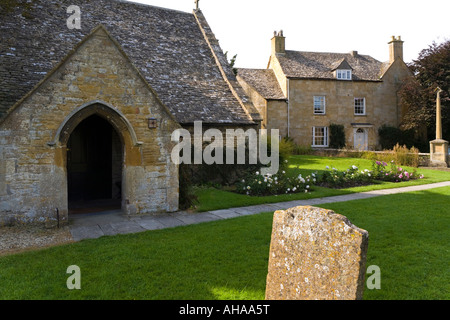 L'église Saint Pierre et l'ancien presbytère dans le village de Cotswold Willersey, Gloucestershire Banque D'Images