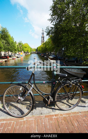 Location vue vers le bas et vers le canal Prinsengracht, Amsterdam Westerkerk Banque D'Images