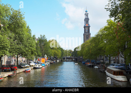 Vue vers le bas vers le canal Prinsengracht, Amsterdam Westerkerk Banque D'Images