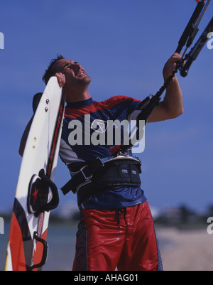 Kiteboarder instructor Mike Davison kiteboarding à Okinawa au Japon Banque D'Images