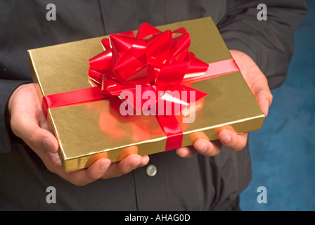 Man holding gift Banque D'Images