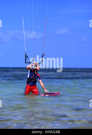 Kiteboarder instructor Mike Davison kiteboarding à Okinawa au Japon Banque D'Images