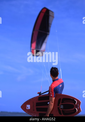 Kiteboarder instructor Mike Davison kiteboarding à Okinawa au Japon Banque D'Images