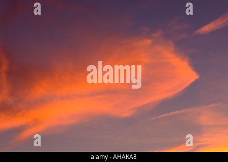 Ciel rouge montre les nuages de nuit Banque D'Images