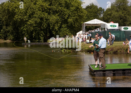 Royaume-uni Hampshire Romsey Broadlands CLA Game Fair la pêche à la mouche sur la rivière scolarité Tester Banque D'Images