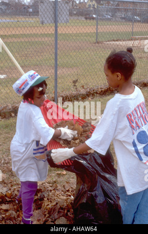 Les jeunes de 6 et 8 feuilles d'ensachage aux jeunes Express Dunning annuel nettoyage de printemps sur le terrain. St Paul Minnesota USA Banque D'Images