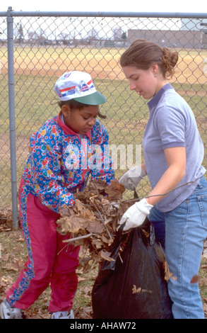 Les enfants âgés de 9 et 15 Jeunes au parc communautaire annuel Express nettoyage de printemps. St Paul Minnesota USA Banque D'Images