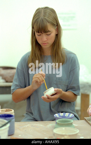 Potter l'âge de 12 ans au club de poterie de la communauté et de la classe. Minneapolis Minnesota USA Banque D'Images