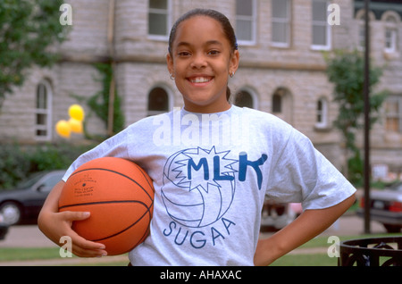 Selby Day Parade participant l'âge de 11 ans avec le basket-ball et MLK shirt. St Paul Minnesota USA Banque D'Images