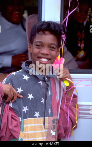 Enveloppé du drapeau Selby Day Parade participant l'âge de 11 ans. St Paul Minnesota USA Banque D'Images