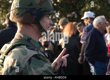 Soldat donner le signal lors d'une cérémonie pour l'unité de la Garde nationale de quitter pour le déploiement à l'Iraq USA Banque D'Images