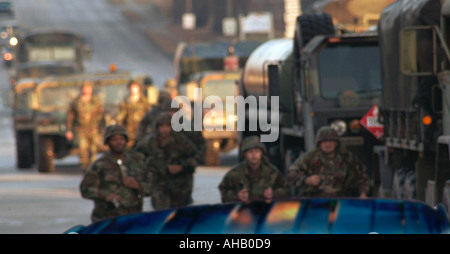Des soldats marchent à côté d'un convoi militaire lors d'un défilé communautaire en l'honneur d'une unité de la Garde nationale de Caroline du Sud déployée en Irak, Lancaster, États-Unis. Banque D'Images