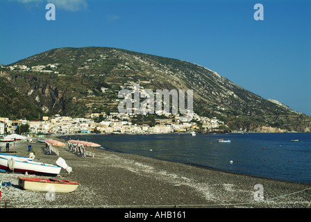 Italie Sicile Iles Eoliennes Lipari plage de Canneto avec bateaux de pêche Banque D'Images