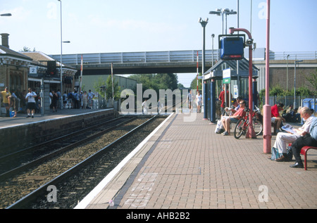 Les passagers en attente de train à la gare de North Camp près de Farnborough Surrey UK Banque D'Images