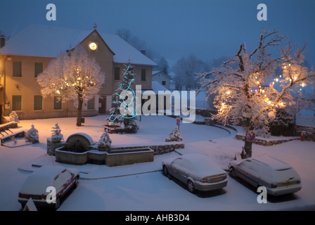 La neige sur la place du village à l'époque de Noël, Selonnet, Alpes, France. Banque D'Images