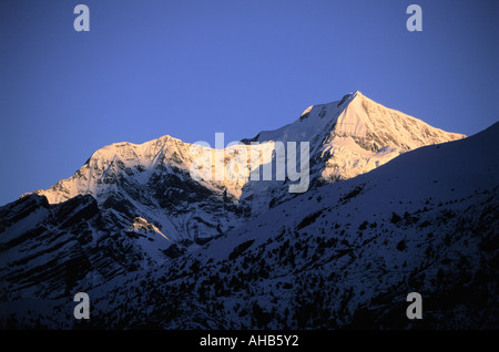 Magnifique Pisang Peak au lever du soleil vu de Pisang inférieur village zone de conservation de l'Annapurna au Népal Banque D'Images