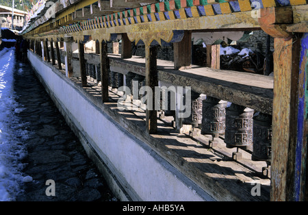 Roues de prière bouddhiste traditionnelle dans le bas Pisang village Népal Annapurna Conservation Area Banque D'Images