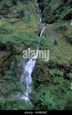 De la chute d'eau pittoresque vallée de la rivière Marsyangdi à dans la zone de conservation de l'Annapurna au Népal Banque D'Images