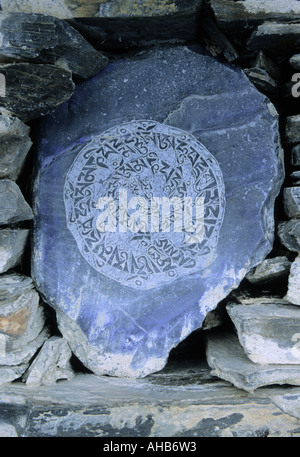 Les mantras bouddhistes et écrits sacrés sur des pierres à Pisang environs zone de conservation de l'Annapurna au Népal Banque D'Images