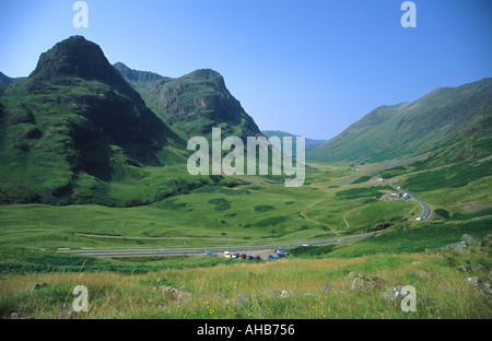 Avis de Glen Coe d'est dans les Highlands Scotland UK avec trois sœurs et une gauche montagnes82 Route principale Banque D'Images