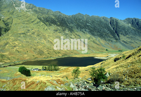 Aonach Eagach ridge en Ecosse Highland Glen Coe vus du dessus Ach nam Beathach ferme avec Actriochtan Loch Banque D'Images