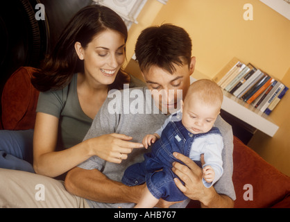 Mère et père jouant avec leur bébé garçon, Royaume-Uni Banque D'Images