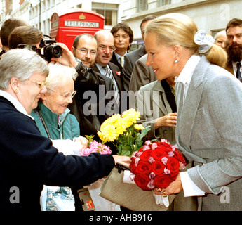 La princesse Michael de Kent d'être présenté avec des fleurs par de vieilles dames Londres/24 novembre 02 Banque D'Images