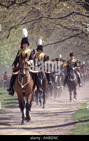 Close up Kings Troop Royal Horse Artillery des soldats en uniforme équitation loin après le tir canon pour la reine Elizabeth Green Park London England UK Banque D'Images